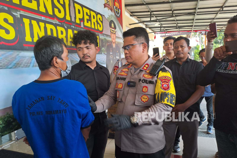 Kepala Polres (Kapolres) Indramayu AKBP M Fahri Siregar bertanya kepada pedagang batagor yang menjadi tersangka pencabulan anak saat rilis pengungkapan kasus di Polres Indramayu, Selasa (11/7/2023). 