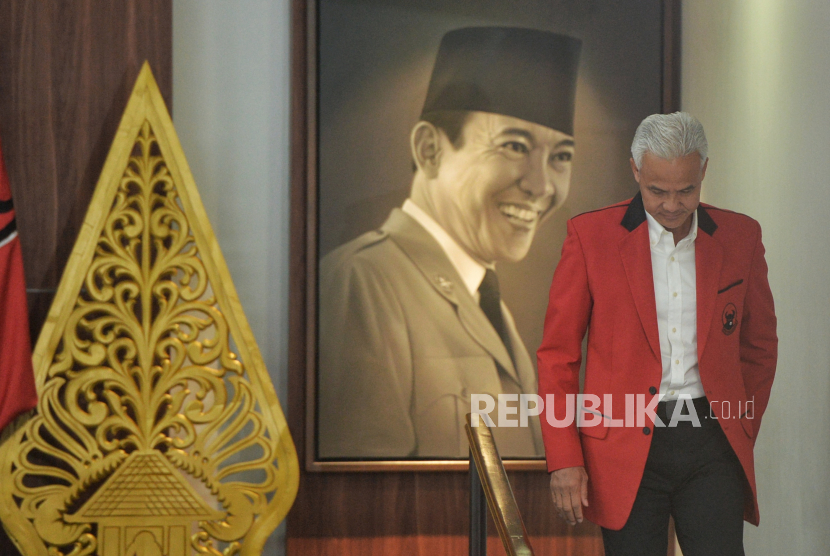 Calon presiden nomor urut 3 Ganjar Pranowo usai menyampaikan ucapan selamat dalam perayaan HUT Ke -51 PDIP di Sekolah Partai DPP PDIP, Lenteng Agung, Jakarta, Rabu (10/1/2024).