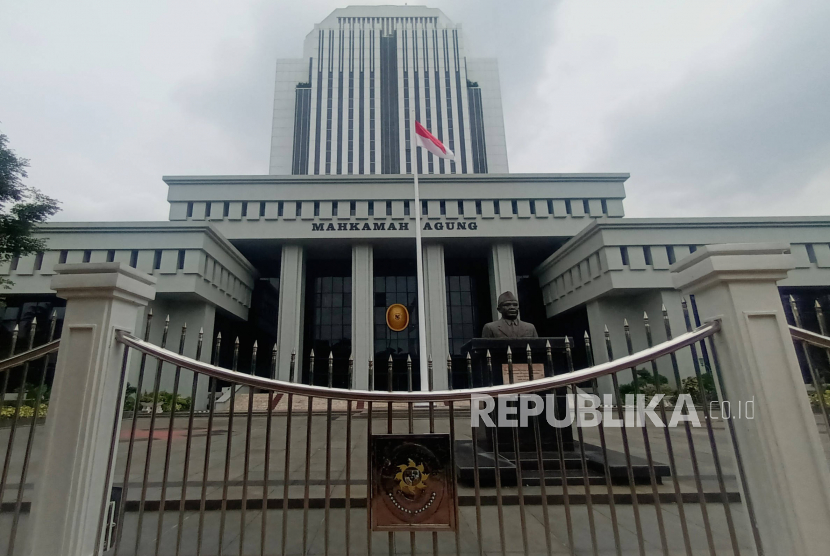 Gedung Mahkamah Agung. Republika. KPK menggeledah dua ruang hakim agung MA untuk mencari alat bukti.