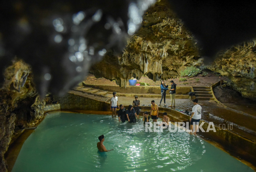 Sejumlah pengunjung menikmati wisata permandian air panas di Goa Ergendang, Desa Penungkiren, Deli Serdang, Sumatera Utara.