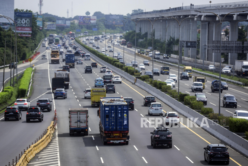 Sejumlah truk melintasi ruas jalan Tol Jagorawi di Jakarta, Selasa (20/12/2022). Pemerintah akan melarang truk dan angkutan barang lain untuk melintasi 17 ruas jalan tol untuk mengantisipasi kemacetan selama libur Natal dan Tahun Baru 2023, yang mulai diberlakukan pada 22 Desember 2022 hingga 2 Januari 2023. Republika/Putra M. Akbar