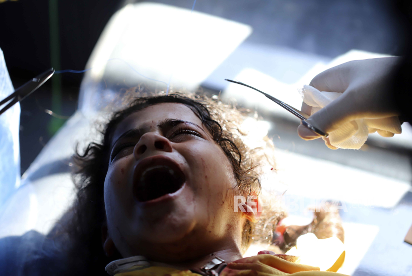 Petugas medis Palestina merawat seorang gadis yang terluka dalam pengeboman Israel di Jalur Gaza di Rumah Sakit Kuwait di kamp pengungsi Rafah, Gaza selatan, Selasa, 7 Mei 2024.