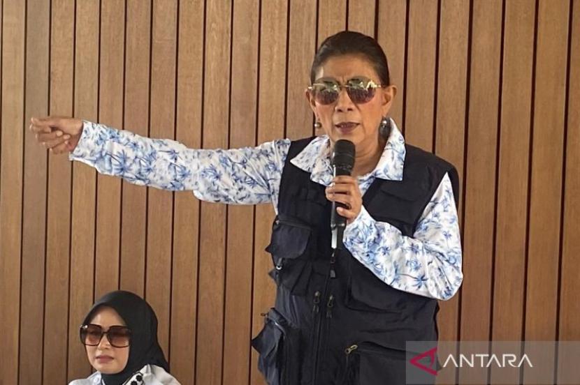 <i>Susi Pudjiastuti keberatan pernyataan akademisi Unpad tentang KJA</i>.