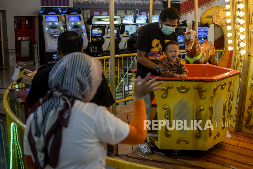 Anak-anak didampingi orang tua saat memainkan wahana permainan di salah satu pusat perbelanjaan di Jakarta, Rabu (20/10). Ketua Satgas COVID-19 Ikatan Dokter Indonesia (IDI) Prof Zubairi Djoerban mengingatkan untuk tetap mewaspadai kenaikan kasus Covid-19. 