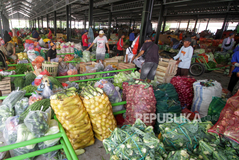 Pedagang menata dagangannya di grosir sayur pasar Porong, Sidoarjo. 