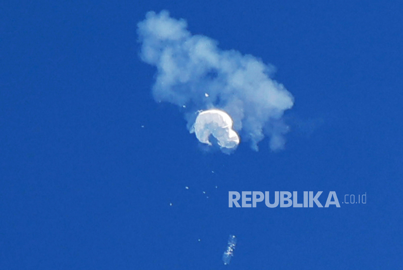 Sebuah balon pengintai milik China yang dicurigai ditembak jatuh melayang di atas wilayah Samudra Atlantik di lepas pantai Carolina Selatan, Sabtu, (4/2/2023). REUTERS/Randall Hill     