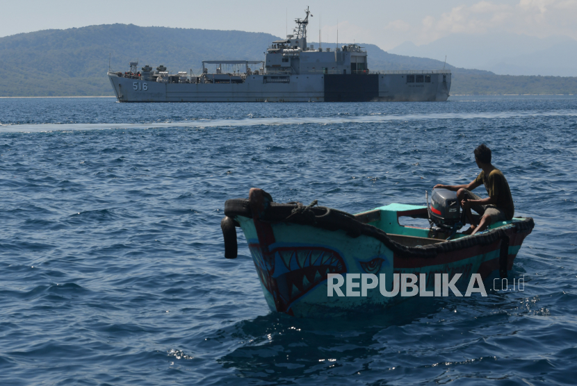 KRI Teluk Banten-516 berlayar untuk melakukan operasi pencarian KRI Nanggala-402 dari Pelabuhan Tanjung Wangi di Banyuwangi, Jawa Timur,  Ahad (25/4/2021). TNI AL menaikan status operasi pencarian kapal selam KRI Nanggala-402 yang hilang di perairan utara Pulau Bali, dari tahap hilang kontak atau sub-missed ke tahap tenggelam atau sub-sunk dan pencarian akan terus dilakukan hingga seluruh awak kapal selam KRI Nanggala-402 dapat dievakuasi. 
