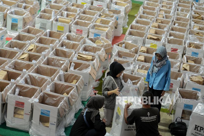 Ketua Kelompok Penyelenggara Pemungutan Suara (KPPS) melakukan setting packing logistik pemilihan umum (Pemilu) 2024. KPK mengirim tim ke Malaysia untuk menelusuri dugaan surat suara tercoblos.
