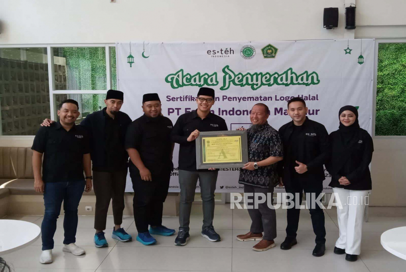 Esteh Indonesia menerima sertifikat halal dari LPPOM MUI dan BPJPH Kemenag RI, di main office Esteh Indonesia, Kota Bogor, Kamis (30/3/2023). 