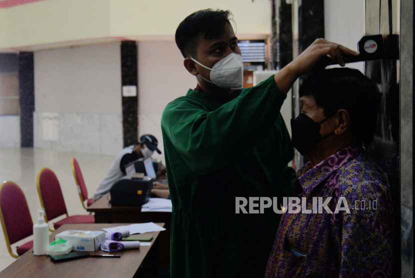 ILUSTRASI Tenaga kesehatan dari Puskesmas Kecamatan Jatinegara, Kamis (9/2/2023), mengadakan kegiatan skrining tuberkulosis untuk mengurangi penularan penyakit tuberkulosis paru.