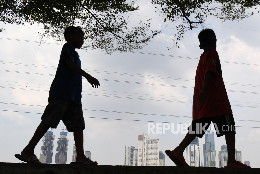 Anak-anak bermain dengam latar belakang gedung perkantoran di Jakarta, Rabu (18/5/2022). Dokter mengungkapkan, anak-anak lebih berisiko terinfeksi virus cacar monyet.
