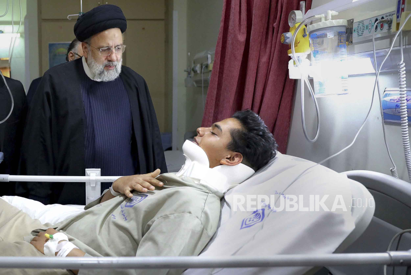 Iran, Presiden Iran Ebrahim Raisi mengunjungi seorang pria yang terluka pada hari Rabu usai ledakan bom di Iran.