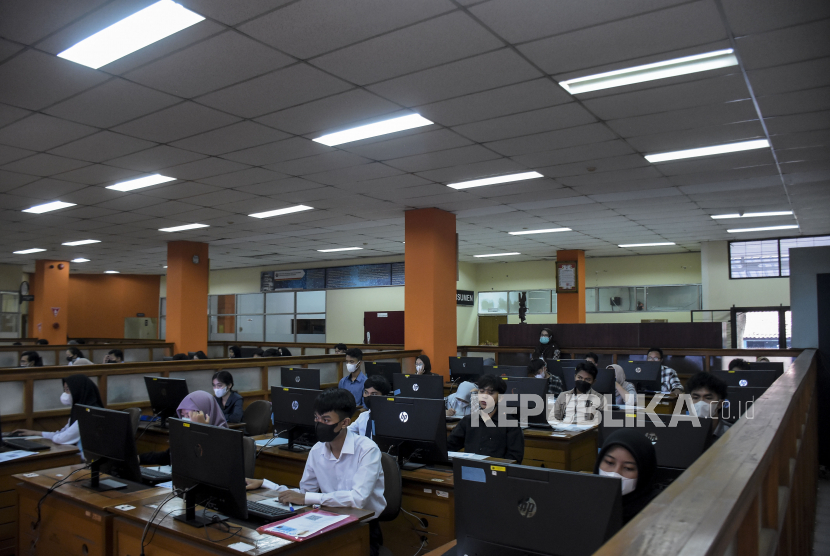 Peserta mengikuti Ujian Tulis Berbasis Komputer (UTBK) Seleksi Nasional Berbasis Tes (SNBT) di Universitas Pendidikan Indonesia (UPI), Kota Bandung, Jawa Barat, Senin (8/5/2023). Pelaksanaan UTBK SNBT di kampus UPI untuk gelombang 1 dimulai pada 8-14 Mei 2023 dan digelar dua sesi dalam satu hari dengan jumlah peserta sebanyak 25.119 orang.