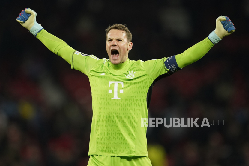 Penjaga gawang Bayern Manuel Neuer melakukan selebrasi usai pertandingan sepak bola grup A Liga Champions antara Manchester United dan Bayern Munich di stadion Old Trafford di Manchester, Inggris, Rabu (13/12/2023) dini hari WIB.