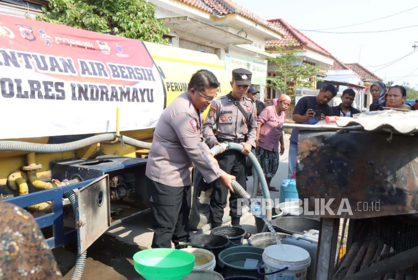 Polres Indramayu menyalurkan bantuan air bersih untuk warga di Desa Krangkeng, Kecamatan Krangkeng, Kabupaten Indramayu, Jawa Barat, Senin (28/8/2023). 