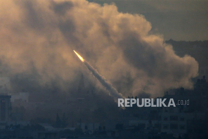 Sebuah roket diluncurkan dari pesisir Jalur Gaza menuju Israel oleh pejuang Ezz Al-Din Al Qassam, sayap militer Hamas, di Kota Gaza, 07 Oktober 2023.