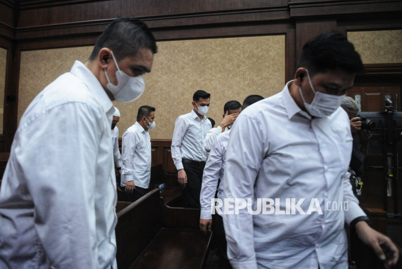 Sejumlah terdakwa kasus pungutan liar (pungli) Rutan KPK bersiap menjalani sidang pembacaan putusan di Pengadilan Tipikor, Jakarta, Jumat (13/12/2024). Majelis hakim menjatuhkan vonis penjara selama empat hingga lima tahun penjara serta membayar denda dan uang penganti terhadap 15 terdakwa dalam perkara tersebut.Majelis hakim menyatakan para terdakwa terbukti secara sah dan meyakinkan bersalah melakukan tindak pidana korupsi secara bersama-sama dan berlanjut.