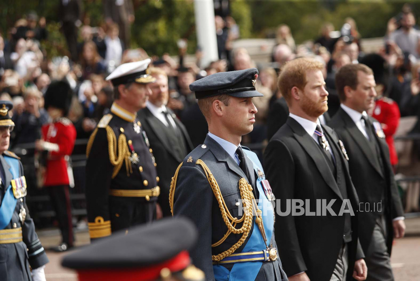 Pangeran Harry (kanan) dituduh warganet tidak menyanyikan lagu kebangsaan saat pemakaman Ratu ELizabeth II, namun warganet lain membela. (ilustrasi)