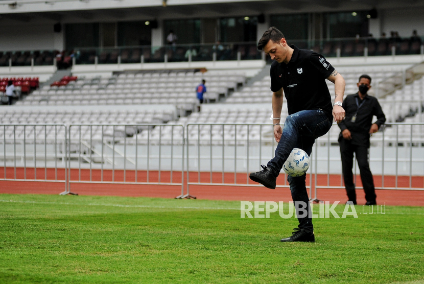 Mantan pesepakbola Timnas Jerman Mesut Ozil saat memberikan coaching clinic di Stadion Utama Gelora Bung Karno (SUGBK), Jakarta, beberapa waktu lalu. SUGBK dapat digunakan sebagai markas timnas Indonesia untuk Piala AFF 2022 Republika/Thoudy Badai