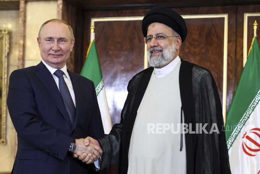 Presiden Rusia Vladimir Putin, kiri, dan Presiden Iran Ebrahim Raisi berpose untuk foto sebelum pembicaraan mereka di istana Saadabad, di Teheran, Iran, Selasa, 19 Juli 2022.
