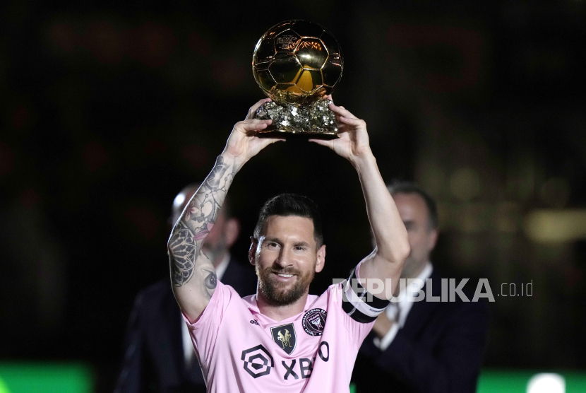 Penyerang Inter Miami Lionel Messi mengangkat trofi Ballon d'Or. 