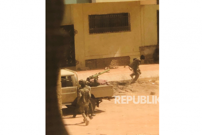 Sebuah kendaraan militer dan tentara dari angkatan bersenjata Sudan terlihat di sebuah jalan di Khartoum, Sudan, Sabtu (15/4/2023).
