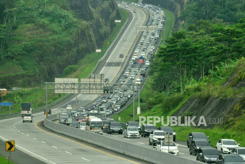 Susana arus lalu lintas di ruas tol Semarang-Solo di KM 443.