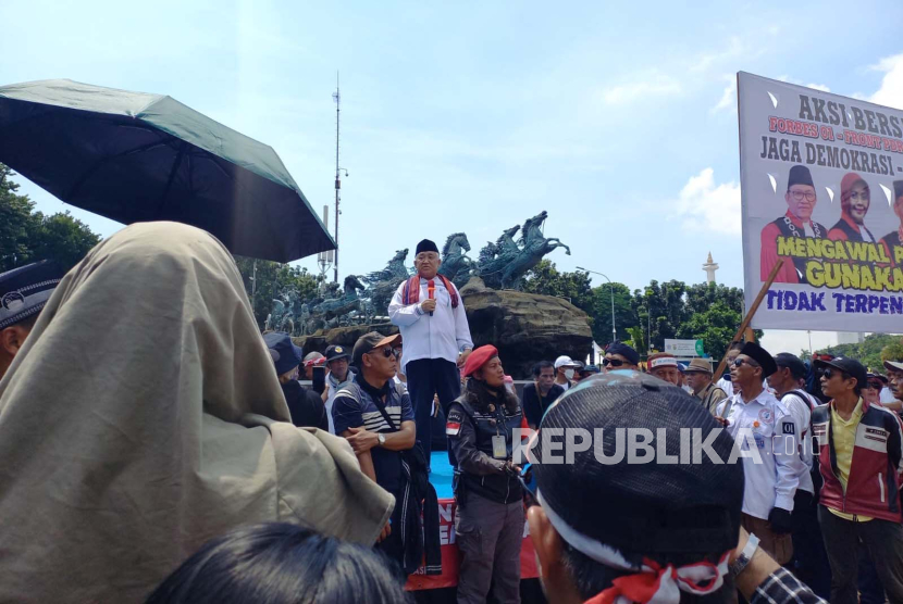 Din Syamsudin ikut serta dalam aksi yang dilakukan di kawasan Patung Kuda, Jalan Medan Merdeka Barat. Din Syamsuddin sebut putusan MK bukan kiamat dan minta tetap lanjutkan perjuangan.