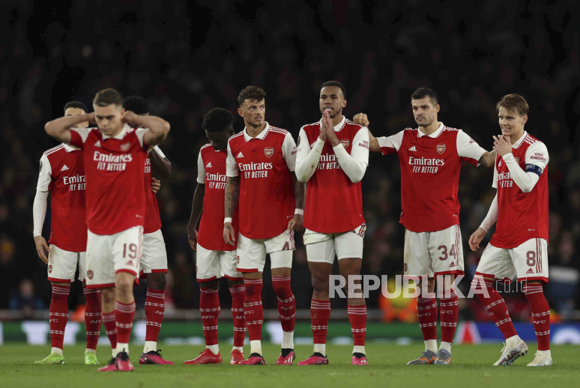 Para pemain Arsenal tampak kecewa setelah tersingkir dari Liga Europa oleh Sporting Lisbon, Jumat (17/3/2023). 