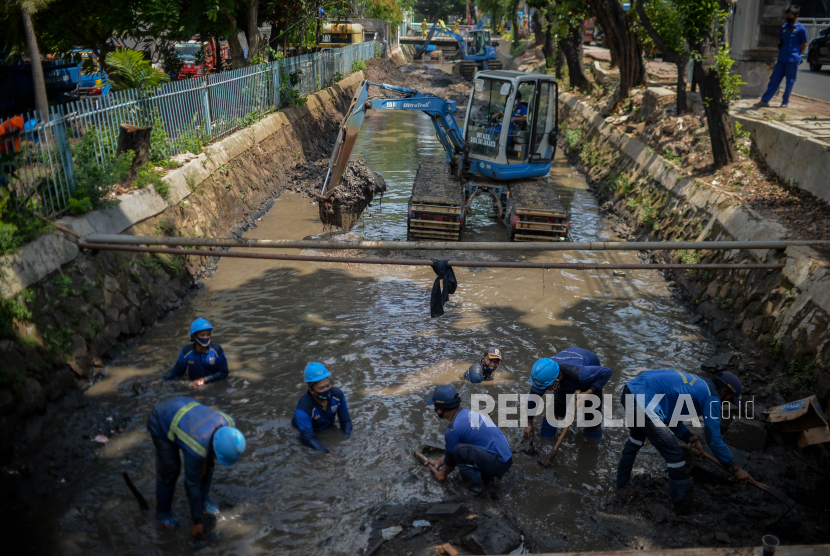 Petugas satuan tugas Suku Dinas Sumber Daya Air DKI mengeruk sedimen lumpur di saluran penghubung Jalan Saharjo, Setiabudi, Jakarta Selatan, Rabu (30/9), untuk mengantisipasi banjir.