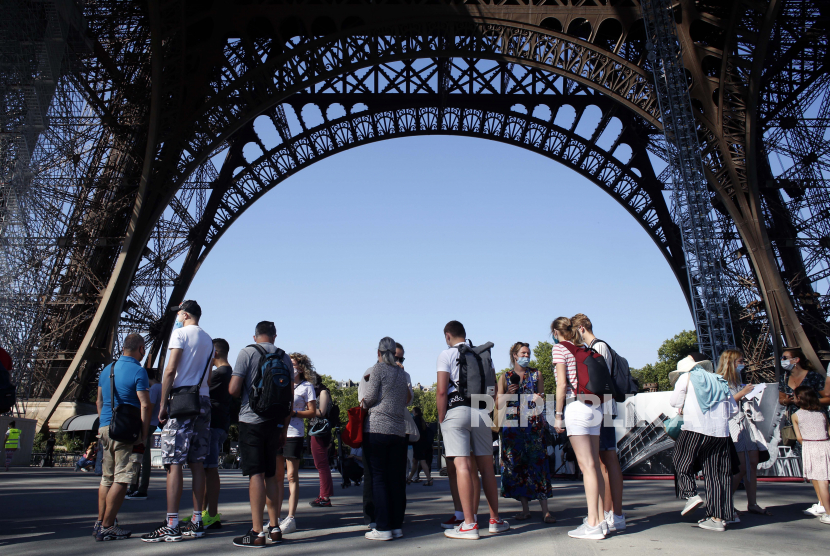 Penikaman Muslim, Polisi Prancis: Tak Ada Motif Rasialis. Orang-orang antre sebelum mengunjungi Menara Eiffel, di Paris.