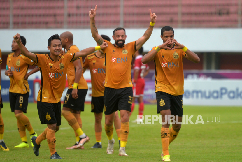 Para pemain Bhayangkara FC merayakan kemenangan di Liga 1.