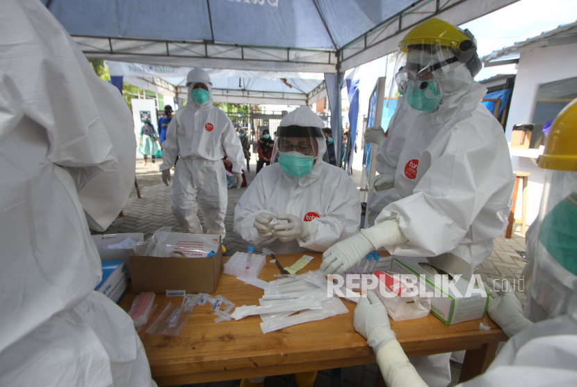 Petugas medis menyiapkan sampel tes swab di Halaman Laboratorium Dinas Kesehatan Kota Banjarmasin, Kalimantan Selatan, Selasa (9/6). (ilustrasi)