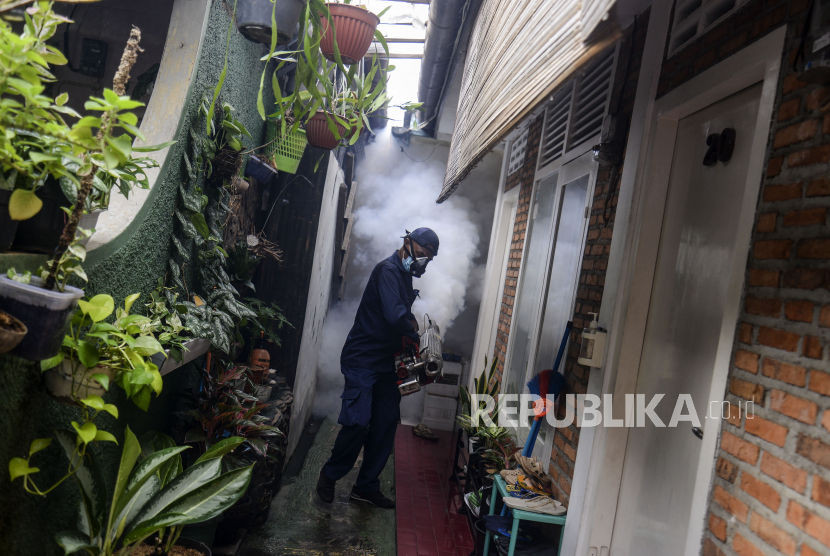 Petugas melakukan pengasapan untuk mencegah penyebaran penyakit Demam Berdarah Dengue terutama di kawasan permukiman padat penduduk. 