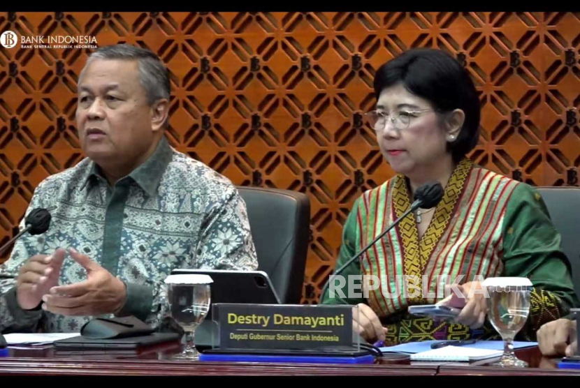 Tangkapan layar Gubernur Bank Indonesia Perry Warjiyo (kiri) dan Deputi Gubernur Senior Bank Indonesia Destry Damayanti (kanan) dalam konferensi pers bulanan RDG BI Oktober 2023, Kamis (19/20/2023). 