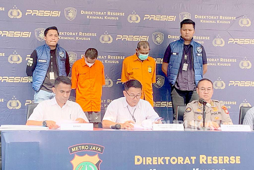 Subdit IV Tipid Siber Ditreskrimsus Polda Metro Jaya mengungkap dan menangkap dua pelaku berinisial L (52 tahun) dan B (22 tahun) terkait kasus penipuan mengatasnamakan PT Indodax Indonesia dengan kerugian mencapai ratusan juta, Selasa (13/6).