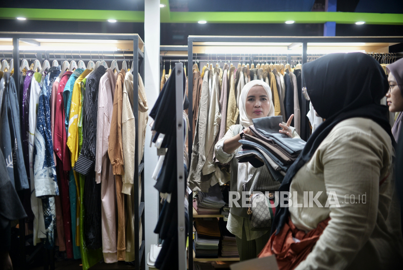 Pengunjung memilah busana yang dijajakan di salah satu stan pameran busana muslim pada gelaran Muslim Fashion Festival (MUFFEST+) 2023 di The Westin Jakarta, Selasa (7/3/2023). Permintaan fashion Muslim di pasar dalam dan luar negeri terus meningkat sejalan dengan perkembangan fashion Muslim yang menjadi gaya hidup