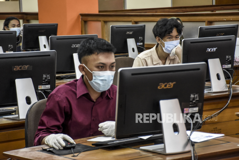 Peserta mengikuti Ujian Tulis Berbasis Komputer (UTBK) dalam rangka Seleksi Bersama Masuk Perguruan Tinggi Negeri (SBMPTN) 2021 di Kampus Universitas Pendidikan Indonesia (UPI), Jalan Dr Setiabudi, Kota Bandung, Selasa (13/4). (ilustrasi)