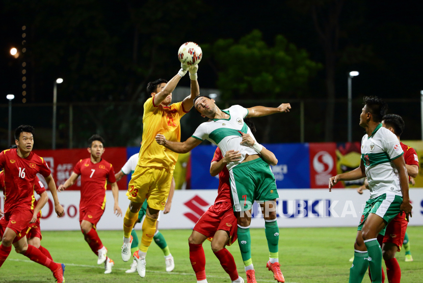 Penyerang timnas Indonesia Ezra Walian (kedua kanan) berusaha menyongsong bola udara dalam laga kontra Vietnam pada laga Grup B Piala AFF 2020 di Stadion Bishan, Singapura, Rabu (15/12). Indonesia menahan Vietnam 0-0.