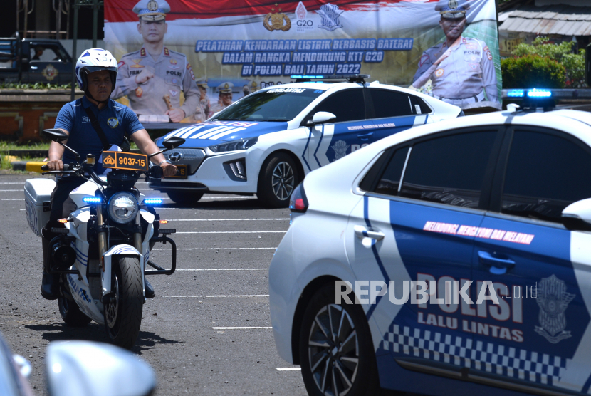 Polisi mengendarai sepeda motor dan mobil listrik. Polrestabes Surabaya mulai mengoperasikan kendaraan listrik untuk patroli di jalan.