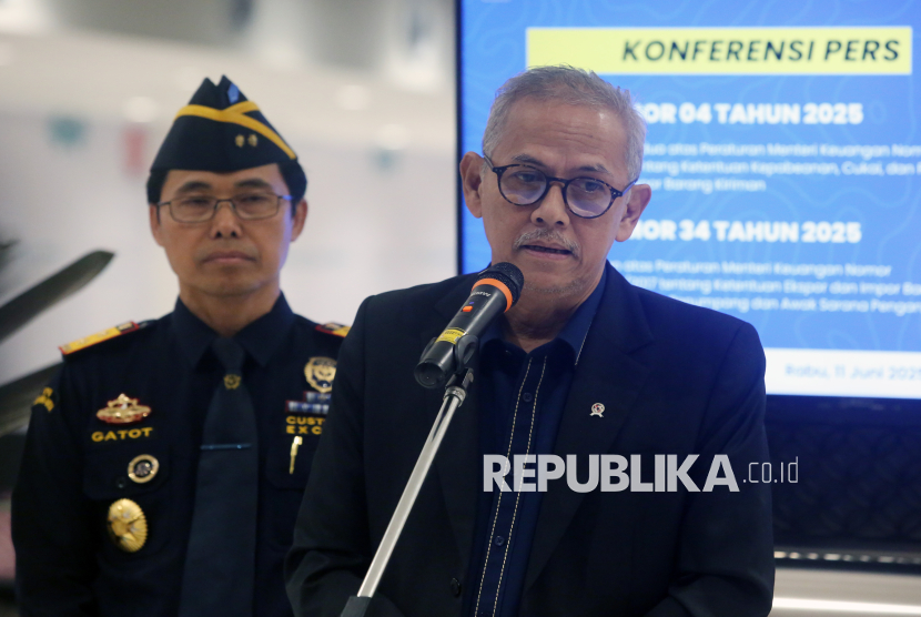 Wakil Menteri Keuangan Anggito Abimanyu (kanan).