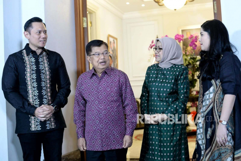 Wakil Presiden ke-10 dan ke-12 Muhammad Jusuf Kalla atau JK usai menerima silaturahim Ketua Umum Partai Demokrat, Agus Harimurti Yudhoyono (AHY) di kediamannya, Jakarta, Senin (15/5/2023) malam.