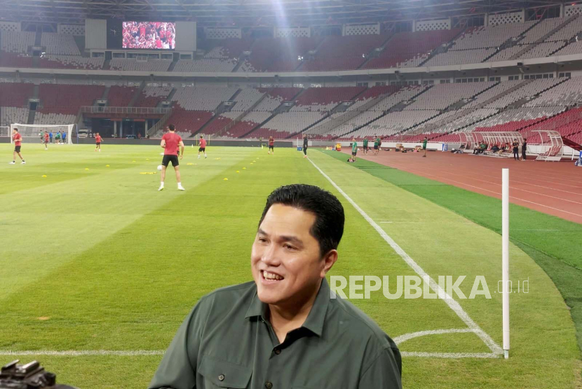Ketua Umum PSSI Erick Thohir saat memantau latihan timnas Indonesia di Stadion Utama Gelora Bung Karno (SUGBK), Jakarta, Rabu (11/10/2023).  