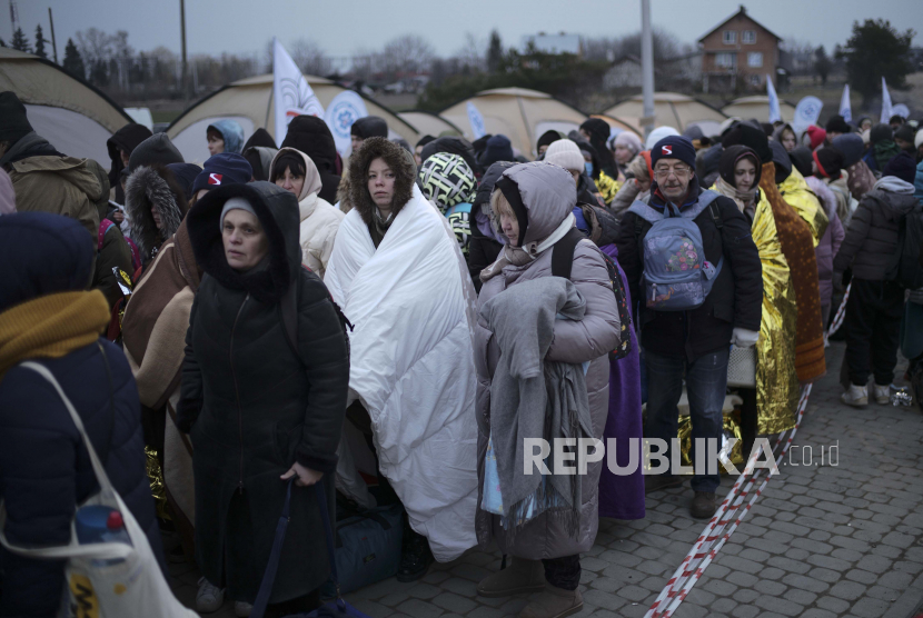 Pengungsi menunggu dalam kerumunan untuk transportasi setelah melarikan diri dari Ukraina dan tiba di perbatasan di Medyka, Polandia, Senin, 7 Maret 2022. 