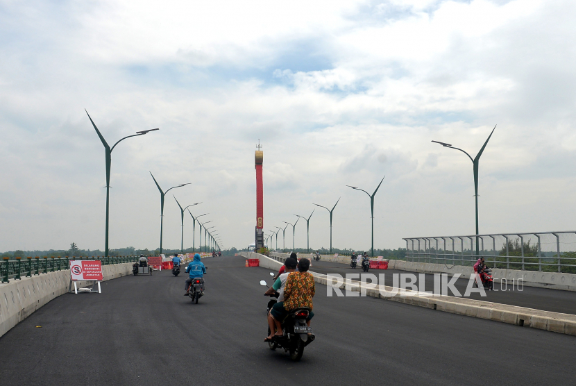 Warga melewati jembatan pascapembukaan di Jembatan Kretek 2 di Bantul, Yogyakarta, Jumat (29/4/2022). 