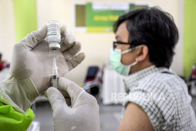 Vaksinator menyiapkan vaksin Covid-19 untuk disuntikkan ke warga saat pelaksanaan vaksinasi Covid-19 dosis ketiga (booster) secara massal di Vaccine Center Booster Sport Jabar Arcamanik, Jalan Pacuan Kuda, Kota Bandung. Pemerintah Provinsi Jawa Barat mencatat hingga (8/2/2022), program vaksinasi Covid-19 dosis ketiga (booster) di Jawa Barat telah mencapai 2,14 persen atau 811.292 orang dari keseluruhan target sasaran sebanyak 37.907.814 orang. Foto: Republika/Abdan Syakura