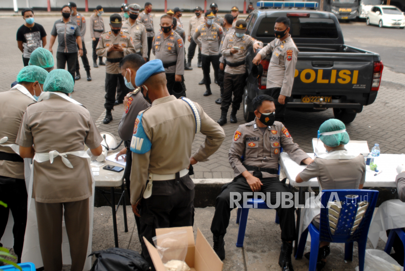 Polisi mengikuti tes cepat di Polda Sulut, Manado, Sulawesi Utara, Jumat (27/11/2020). Sebanyak 770 Personel pengamanan Pilkada Polda Sulawesi Utara yang akan bertugas di Tempat Pemungutan Suara (TPS) menjalani tes cepat sebagai salah satu upaya mencegah penyebaran COVID-19. 