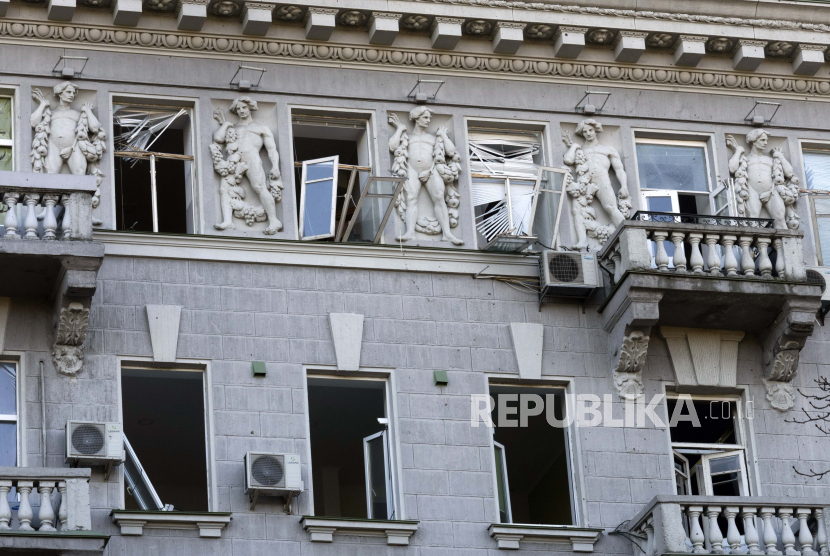 Jendela pecah terlihat di sebuah bangunan bersejarah setelah serangan roket Rusia di pusat Kyiv, Ukraina, Selasa, 11 Oktober 2022. Rusia pada Senin membalas serangan di jembatan kritis dengan melepaskan serangan paling luas terhadap Ukraina dalam beberapa bulan. Ukraina Klaim Bebaskan 600 Permukiman dari Pendudukan Rusia