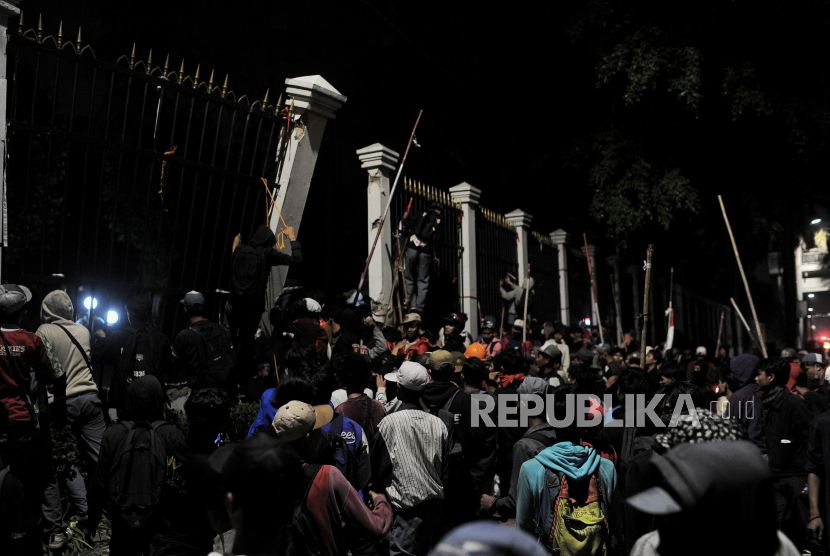 Massa aksi merobohkan pagar Gedung DPR/MPR saat unjuk rasa di kawasan kompleks Parlemen, Senayan, Jakarta Pusat, Kamis (22/8/2024).