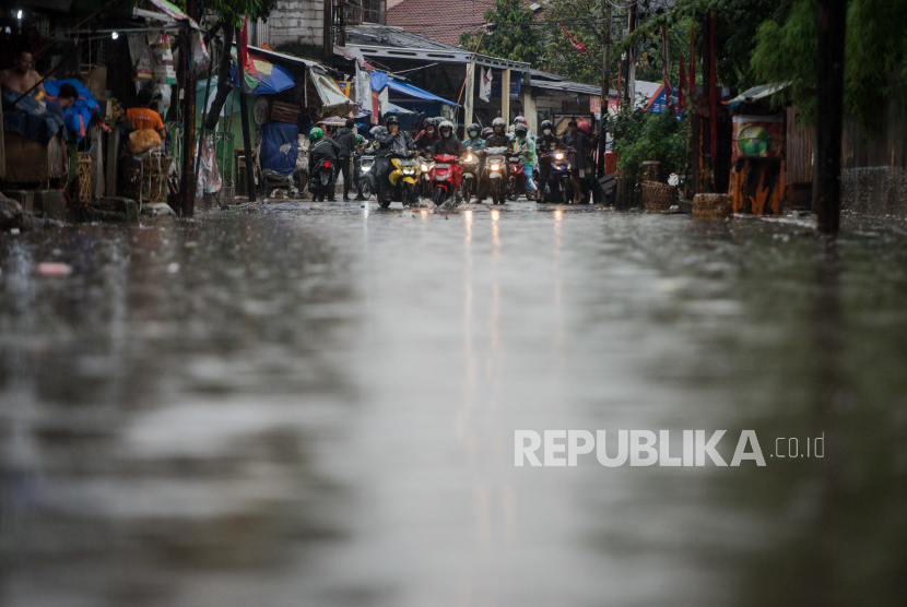 Sejumlah pengendara menerobos genangan air yang merendam Jalan Kemang Utara, Jakarta, Kamis (18/2).  Banjir di kawasan tersebut terjadi akibat luapan kali mampang yang menyebabkan ruas jalan dan pemukiman terendam banjir dengan ketinggian mencapai 20-40 centimeter. Republika/Thoudy Badai
